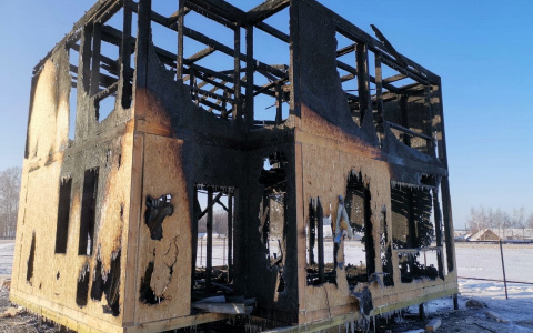 «Слишком поздно заметили пламя»: в Марий Эл сгорел строящийся дом