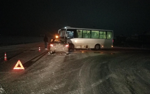 В пригороде Йошкар-Олы автобус столкнулся с отечественной легковушкой