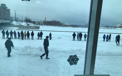 В Йошкар-Оле рядом с ТЦ на Кокшаге провалился рыбак