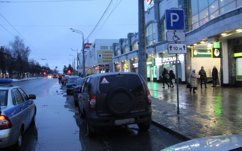 «Паркуюсь, где хочу»: в Йошкар-Оле водителей поймали на местах для инвалидов