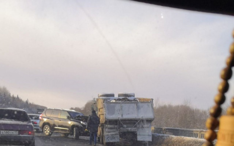 На Сернурском тракте в Марий Эл внедорожник столкнулся с самосвалом