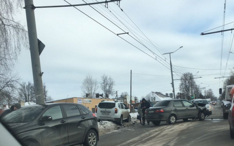 В Йошкар-Оле столкнулись две иномарки: одна из них залетела на сугроб