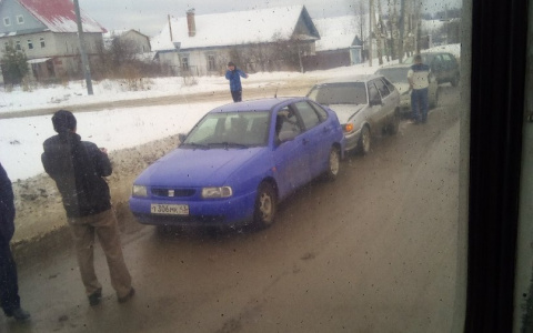 В Йошкар-Оле на Гайдара "паровозиком" столкнулись четыре легковушки