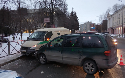 Пьяный водитель Volkswagen влетел в Газель на перекрестке в Йошкар-Оле