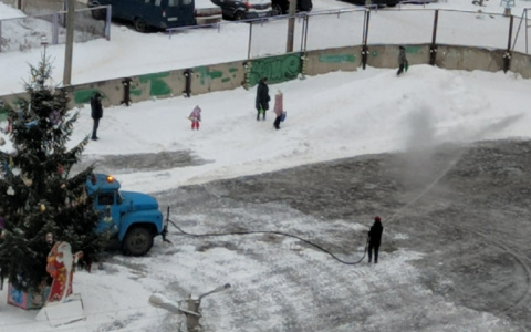 Йошкаролинец, организовавший бесплатный каток, пожаловался на бездействие Домоуправления