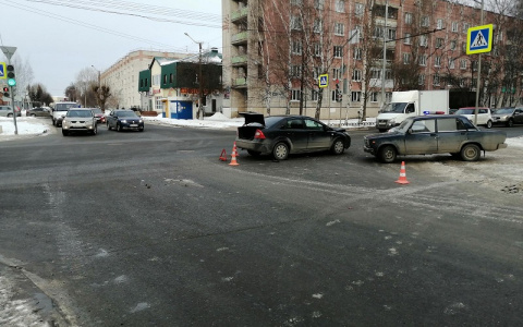 Неуступчивая «семерка» устроила ДТП на перекрестке в Йошкар-Оле