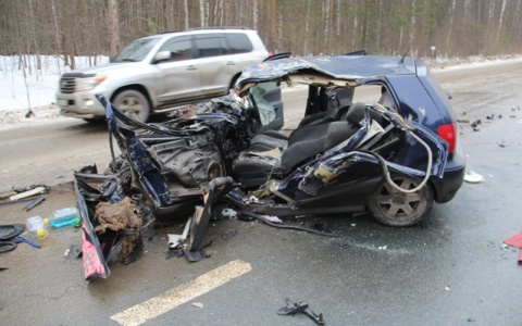 На Кокшайском тракте в Марий Эл столкнулись легковушка и грузовик: есть погибший