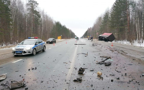 На Кокшайском тракте лоб в лоб столкнулись Volkswagen и МАЗ
