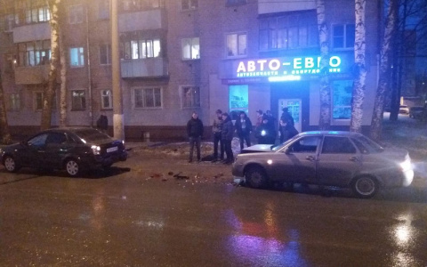 В Йошкар-Оле водитель «Приоры» влетел в припаркованную иномарку