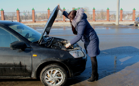«Автоледи в беде»: Pro Город и ГИБДД необычно поздравили мужчин с 23 февраля