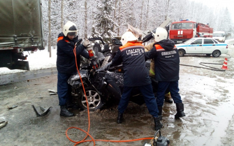 Спасатели деблокировали водителя Приоры, после столкновения с Volvo на трассе «Вятка»