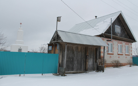 Житель Марий Эл "спрятал" памятник солдатам ВОВ у себя в огороде