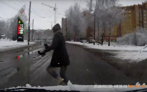 В сантиметре от трагедии: йошкаролинка успела проскочить перед машиной
