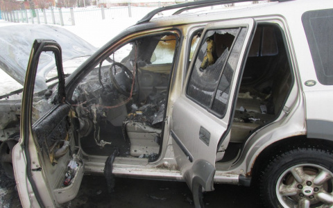 «Запустил двигатель и услышал взрыв»: житель Марий Эл пытался потушить пылающий внедорожник