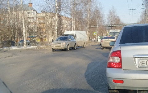В Йошкар-Оле на перекрестке столкнулись микроавтобус и кроссовер: движение затруднено