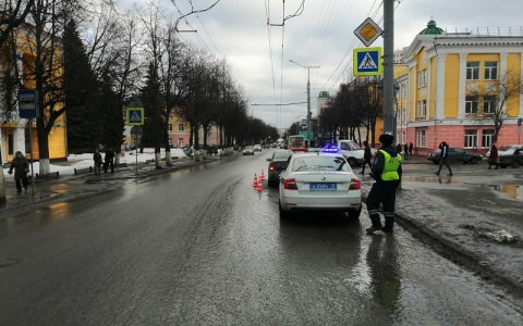 В Йошкар-Оле водитель иномарки на «зебре» сбил женщину