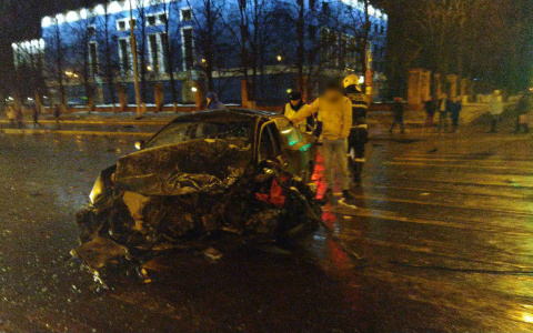 «Водителя такси выбросило из машины»: общественник о серьезном ДТП в Йошкар-Оле