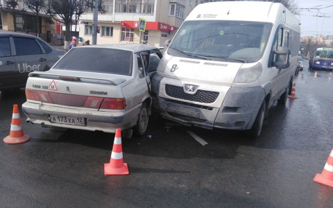 На перекрестке в Йошкар-Оле столкнулись легковушка и маршрутка: есть пострадавшие