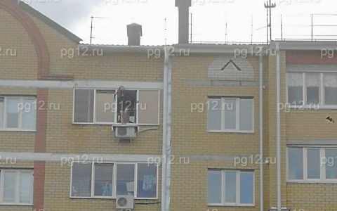 В Йошкар-Оле женщина пыталась выпрыгнуть с балкона многоэтажки