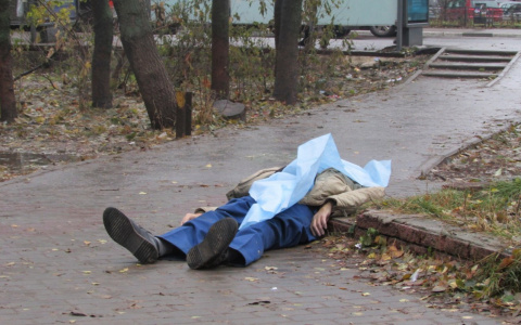 В Йошкар-Оле на Машиностроителей под балконами нашли тело мужчины