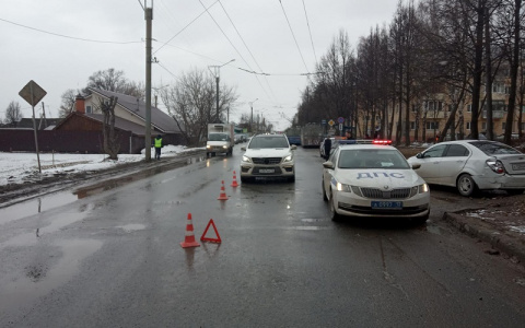 В Йошкар-Оле на перекрестке столкнулись Chevrolet и Mercedes