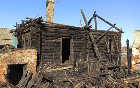 В Марий Эл около пятнадцати огнеборцев рано утром тушили частное хозяйство