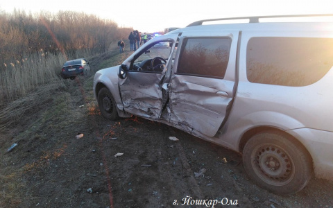 На трассе Йошкар-Ола – Уржум разворот легковушки закончился серьезным ДТП