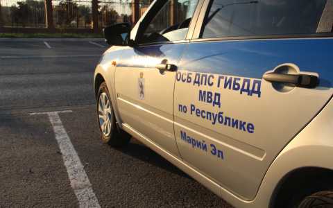 Помощь на дороге: два инспектора ДПС устранили поломку на авто у йошкаролинца