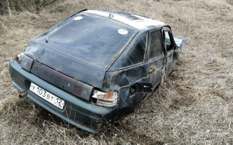 В Марий Эл водитель «двенадцатой» улетел в кювет и перевернулся
