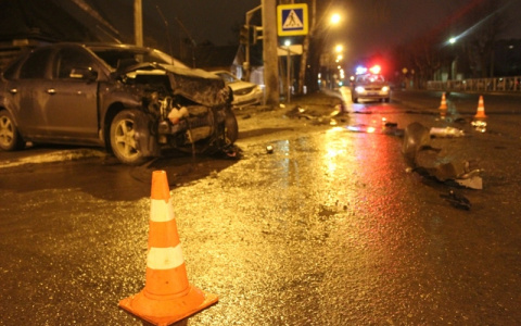 Ночью в Йошкар-Оле столкнулись две иномарки: четыре человека пострадали