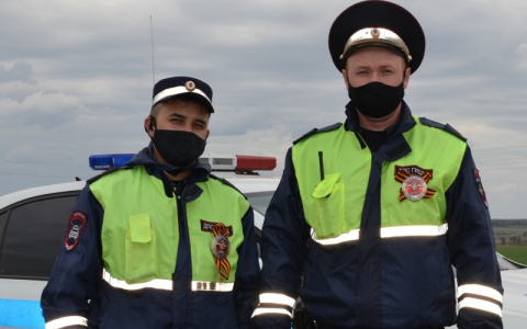 Герои нашего города: Двое полицейских вытащили из горящего дома йошкаролинку