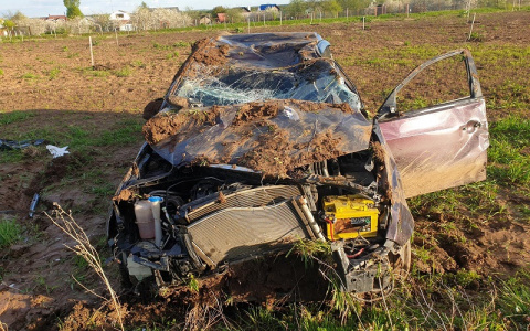 Пьяный водитель Hyundai влетел в стоб и перевернулся на трассе Марий Эл