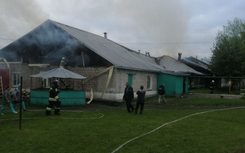 Около тридцати пожарных тушили вспыхнувший банный комплекс в небольшом поселке Марий Эл