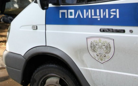 В пригороде Йошкар-Олы тело погибшей рядом с магазином накрыли тканью