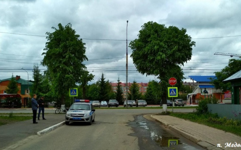 В пригороде Йошкар-Олы водитель Chevrolet сбил на «зебре» велосипедиста и скрылся