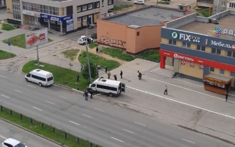 Появились видео с места ДТП в Йошкар-Оле, где микроавтобус "намотало" на столб