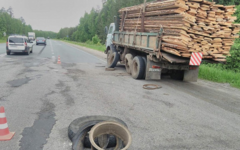 Герои нашего города: в Марий Эл двое полицейских спасли жизнь автомобилисту, которого прибило стопорным кольцом