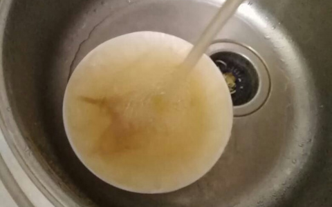 «Вообще нельзя использовать»: в пригороде Йошкар-Олы из крана течет грязная вода