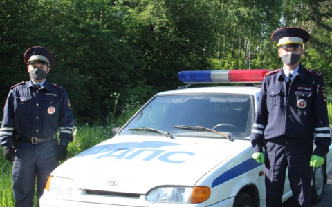 Герои нашего города: инспекторы ДПС помогли водителю, который улетел в кювет