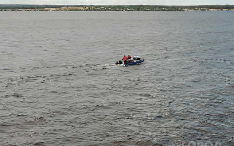 В Марий Эл двое детей рассекали на лодке по Волге