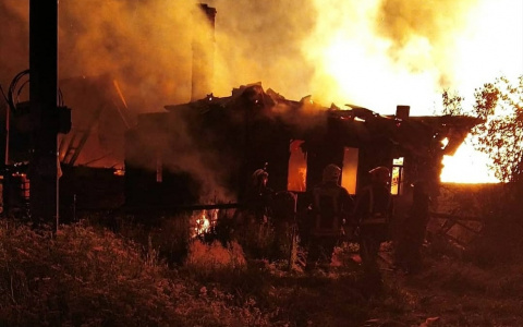 Ночью в пригороде Йошкар-Олы пожар охватил несколько домов