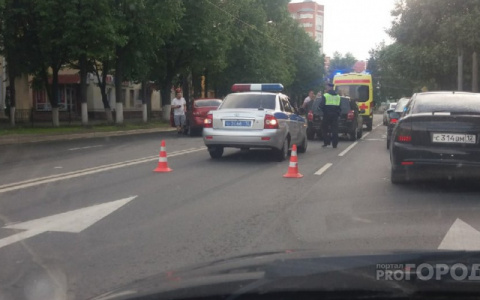 Появились подробности ДТП на Ленинском проспекте в Йошкар-Оле, где легковушки столкнулись лоб в лоб