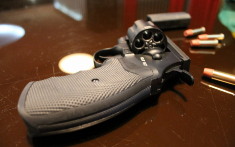 Житель Марий Эл расстрелял машину бывшего ухажера своей жены