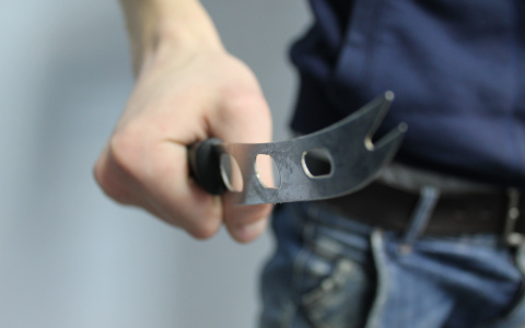 «Ты мне не веришь?»: йошкаролинец, получивший охотничьим ножом в живот, уснул на диване