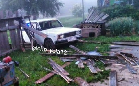 Марийский дрифт: отечественная легковушка боком снесла забор частного дома