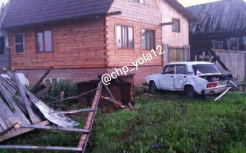 Появились подробности ДТП в Марий Эл, где "жигули" боком снесла забор