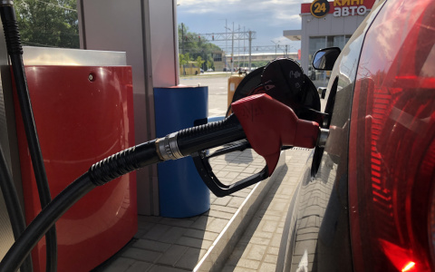 Полицейский Йошкар-Олы около месяца сливал бензин со служебных авто