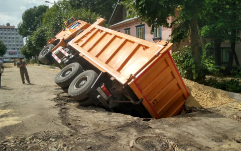 «Наработался и спит»: в Марий Эл самосвал провалился под асфальт