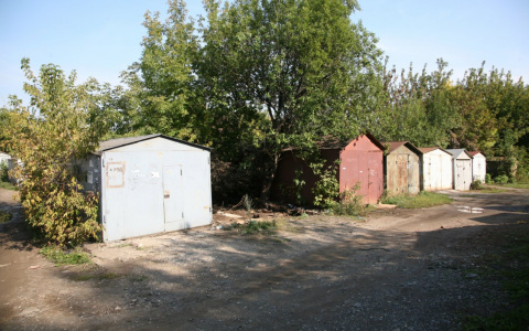 В Марий Эл пьяный мопедист въехал в стену гаража