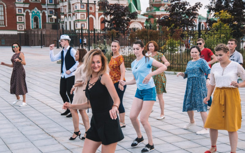 Сальса, бачата, кизомба: йошкаролинцы зажигают на городской набережной